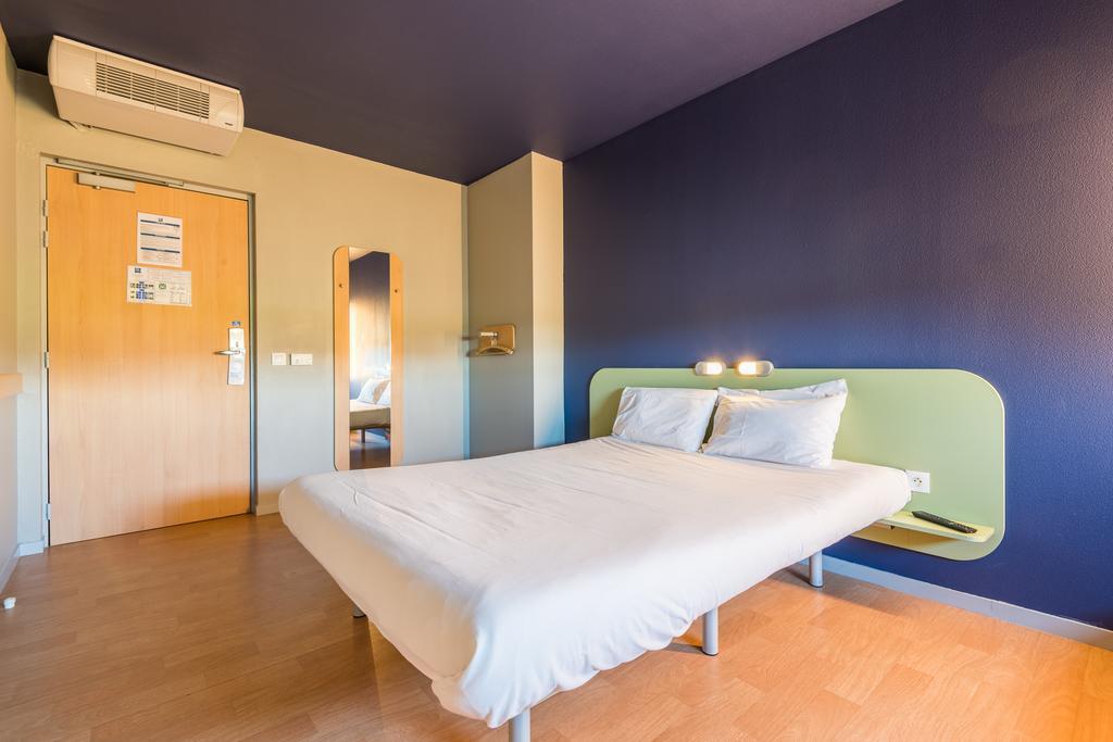 Ibis Budget Amberieu En Bugey/Chateau Gaillard A42 ภายนอก รูปภาพ